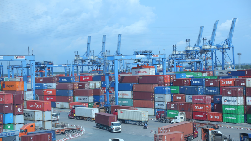 Xem xét điều chỉnh mức thu phí theo hướng giảm thêm đối với hàng hóa nhập khẩu, xuất khẩu được vận chuyển bằng đường thủy nội địa 