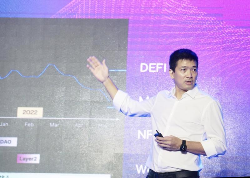 Ông Phan Đức Trung, Phó Chủ tịch thường trực Hiệp hội Blockchain Việt Nam, Chủ tịch Decom Holdings, Nhà sáng lập Diễn đàn Phổ cập Blockchain chia sẻ về bức tranh toàn cảnh thị trường tại Diễn đàn Định vị Blockchain Việt.