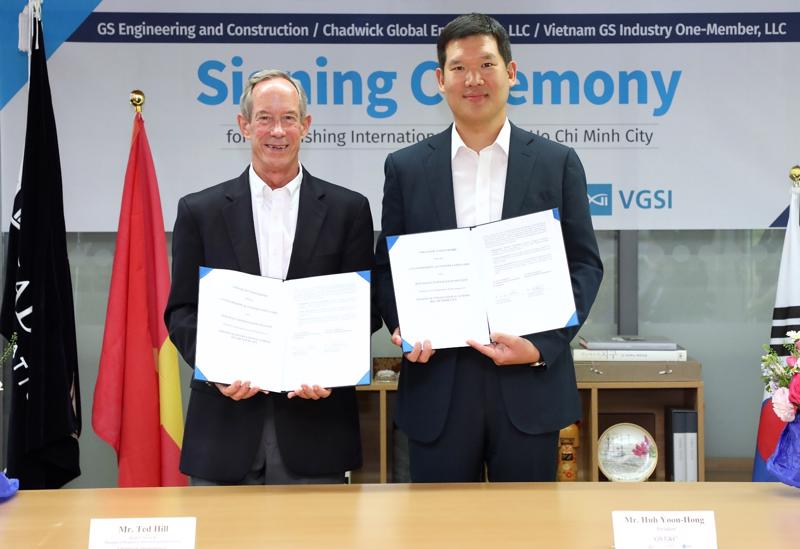 The signing ceremony between Ted Hill (left), representative of Chadwick School and Huh Yoon-Hong (right), representative of VGSI. Photo by VGSI.