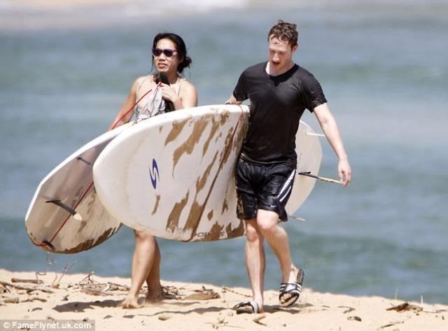Mark Zuckerberg và vợ lướt sóng ở Hawaii - Ảnh: Getty Images