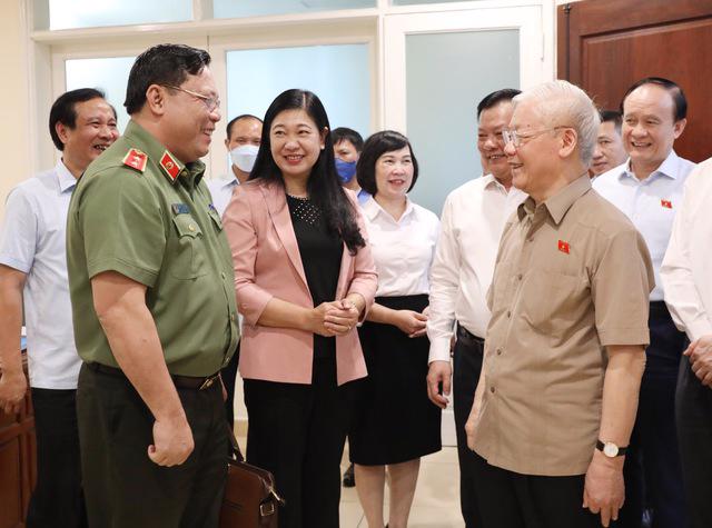 Tổng Bí thư Nguyễn Phú Trọng và các đại biểu dự hội nghị tiếp xúc cử tri tại điểm cầu quận Ba Đình - Ảnh: VGP