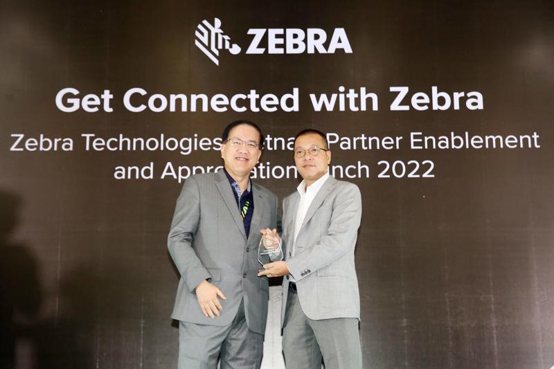 Ông Christanto Suryadarma (trái) và ông Phạm Trung Kiên, CEO Elite Technology tại buổi công bố đối tác PartnerConnect Program sáng 23/6.