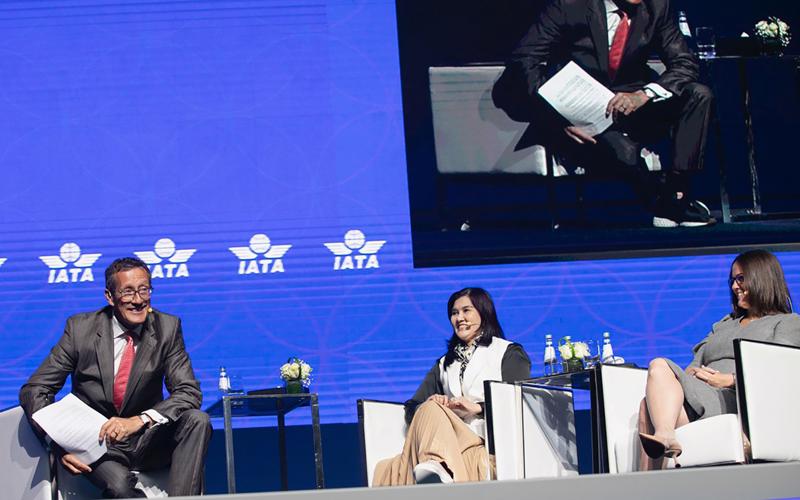 Bà Hồ Ngọc Yến Phương, CFO Vietjet (ngồi giữa) và bà Ursula  Hurley, CFO Jet Blue tại tọa đàm giám đốc tài chính (ảnh: N.T).