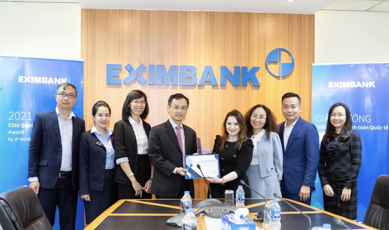 Eximbank nhận giải thưởng Chất lượng thanh toán quốc tế xuất sắc từ Ngân hàng JP Morgan với tỉ lệ điện thanh toán quốc tế xuyên suốt năm 2021 là 99,66%.