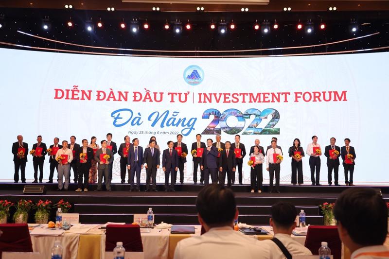 Thủ tướng và lãnh đạo TP Đà Nẵng trao giấy chứng nhận chủ trương đầu tư và giấy chấp thuận đầu tư cho các doanh nghiệp.