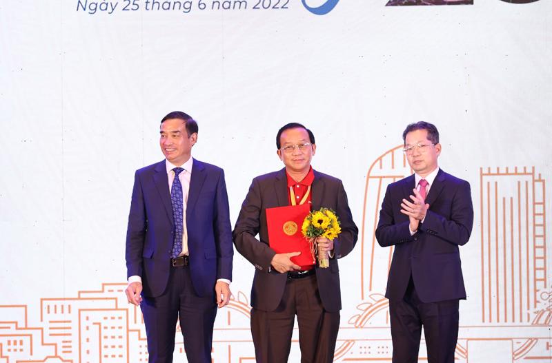 Đại diện Vietjet (giữa) và thành phố Đà Nẵng trong sự kiện trao biên bản ghi nhớ hợp tác chiến lược 5 năm (2022 - 2027) phát triển du lịch, hàng không Đà Nẵng.