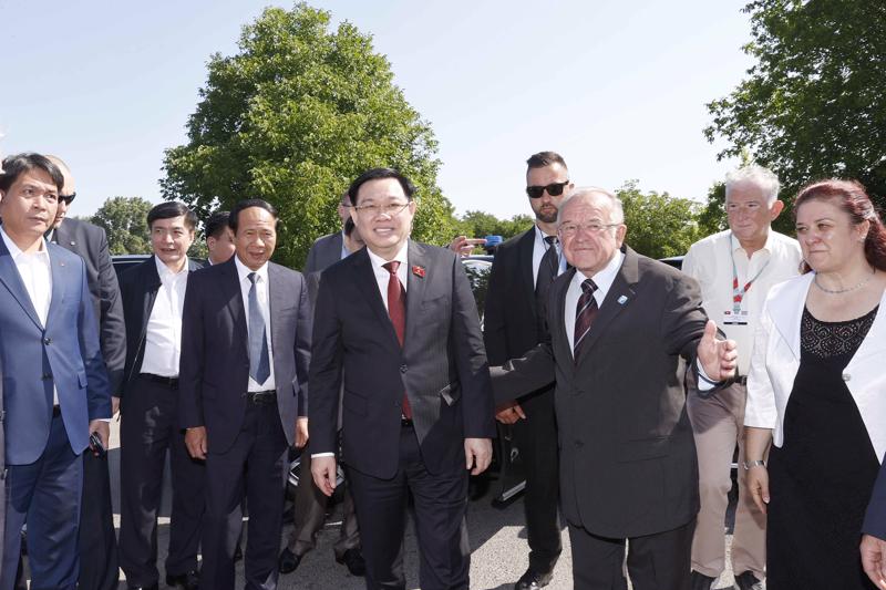 Chủ tịch Quốc hội Vương Đình Huệ và đoàn đại biểu cấp cao Việt Nam thăm công ty Mirelite Mirsa - Ảnh: Quochoi.vn