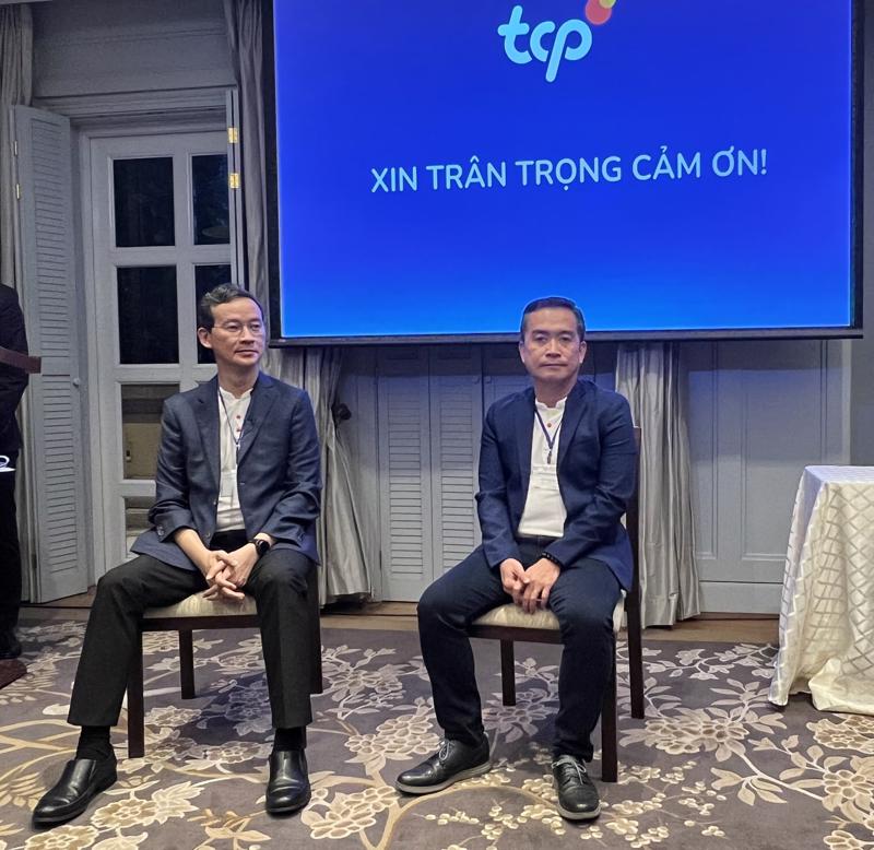 Ông Saravoot Yoovidhya, CEO Tập đoàn TCP và ông Nguyễn Thanh Huân, CEO TCP Việt Nam gặp gỡ truyền thông tối ngày 25/6 tại TP.HCM. 