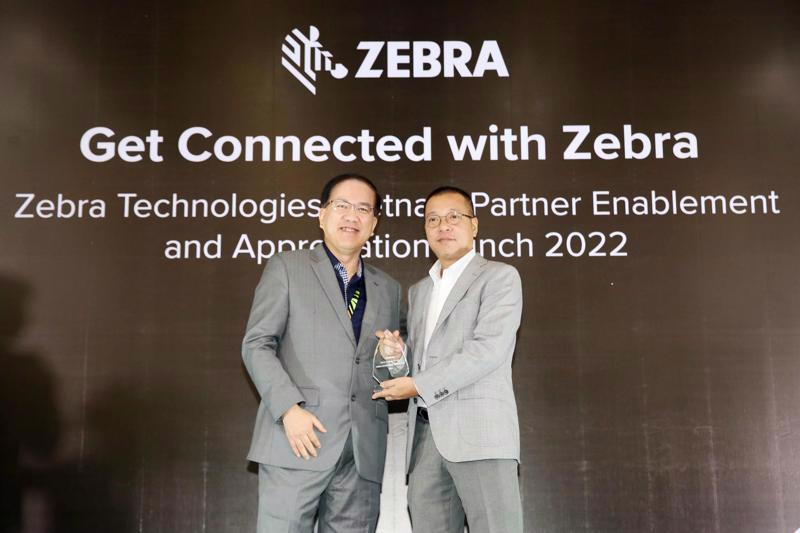 Mr. Christanto Suryadarma (left), Vice President of Sales in the Southeast Asia region at Zebra Technologies and Mr. Pham Trung Kien, CEO of Elite Technology.