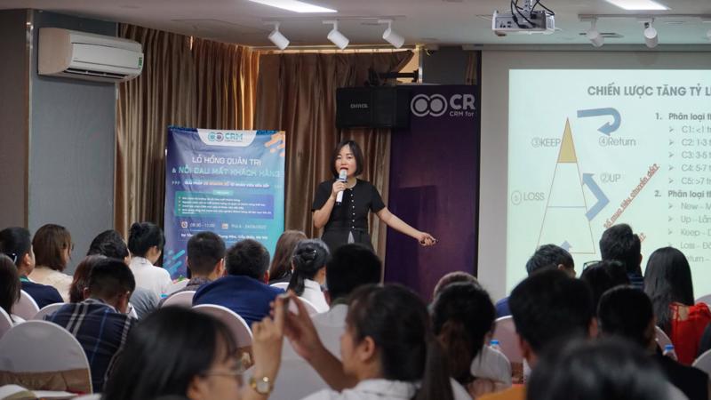 Bà Trang Nguyễn - Business Coach chương trình MBA Solvay Việt Nam, diễn giả tại hội thảo - chia sẻ trong bài thuyết trình: Mỗi nhóm khách hàng sẽ có cách tiếp cận và chuyển đổi khác nhau, phân loại khách hàng chính xác sẽ tăng doanh thu.