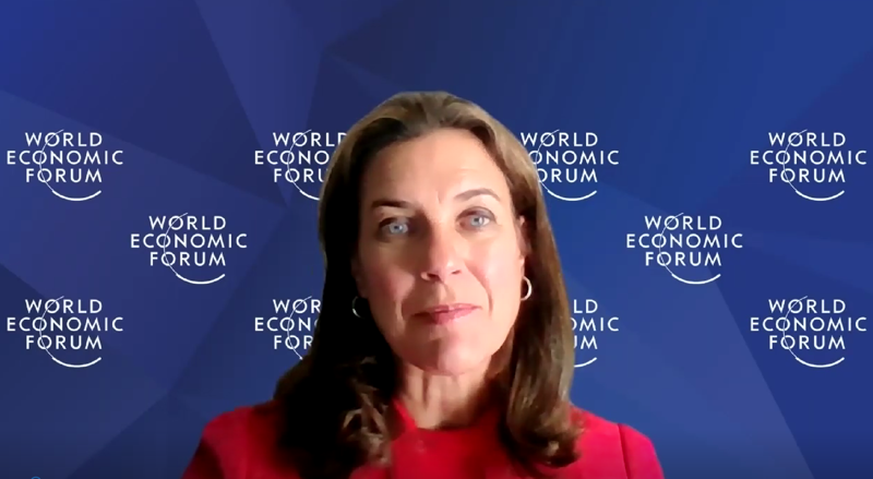 Bà Kristin Hughes, Giám đốc Chương trình Đối tác Hành động Toàn cầu về Nhựa (GPAP), Ban điều hành Diễn đàn Kinh tế thế giới (WEF) phát biểu theo hình thức trực tuyến tại sự kiện.