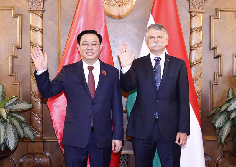 Hungarian National Assembly Chairman László Kövér (R) at the welcoming ceremony for National Assembly Chairman Vuong Dinh Hue  (Photo: Quochoi.vn) 