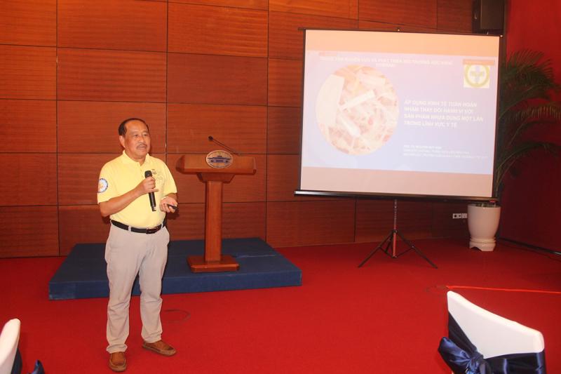 PGS. TS. Nguyễn Huy Nga trình bày tham luận tại hội thảo