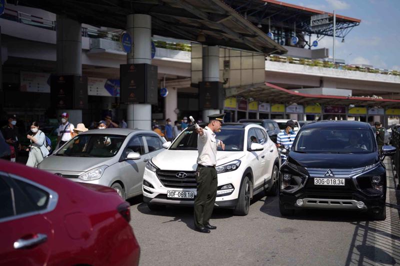 Sản lượng hành khách đều liên tục lập đỉnh mới khiến sân bay Nội Bài quá tải.