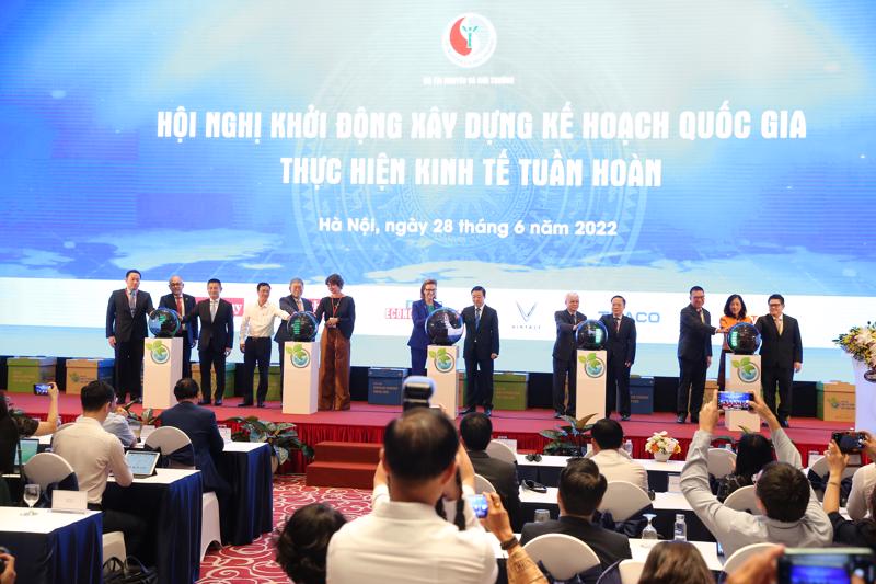 Các đại biểu khai trương Mạng lưới Kinh tế tuần hoàn Việt Nam