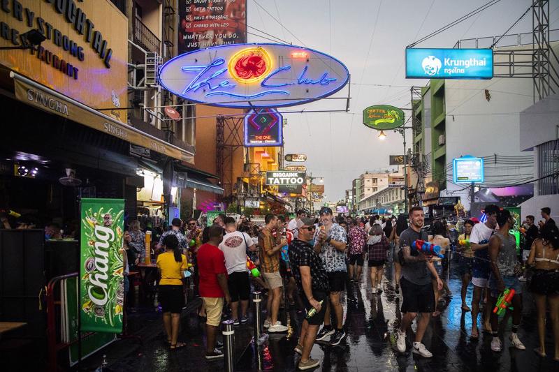 Du khách nước ngoài trên đường Khaosan ở Bangkok - Ảnh: Bloomberg.