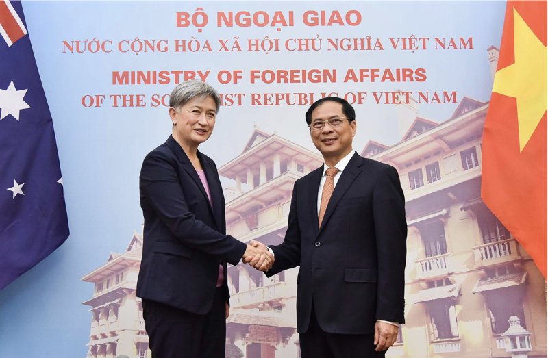 Foreign Minister Bui Thanh Son (R) and Australian Foreign Minister Penny Wong.