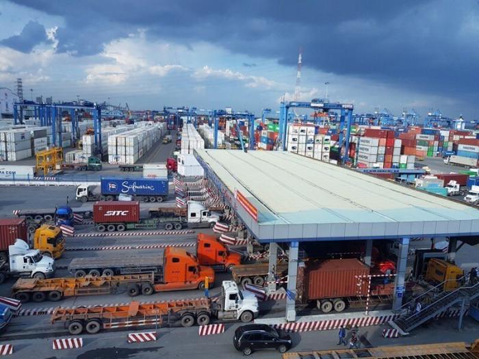 Giao thông khu vực cảng Cát Lái hiện rất khó khăn, tình trạng ùn tắc thường xuyên xảy ra do lưu lượng xe container ra vào rất lớn.