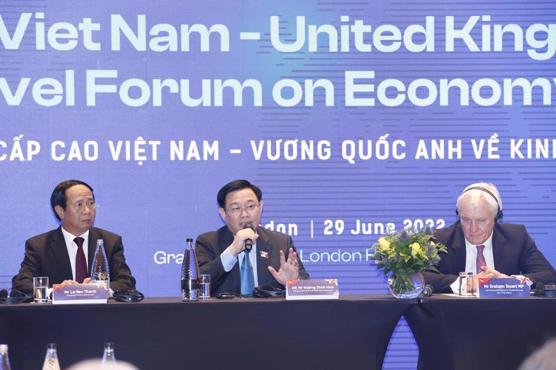 NA Chairman Vuong Dinh Hue (center) at the seminar.