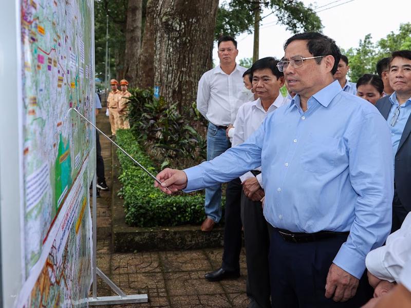 Thủ tướng Phạm Minh Chính khảo sát hướng tuyến dự án cao tốc Khánh Hòa – Buôn Ma Thuột - Ảnh: VGP