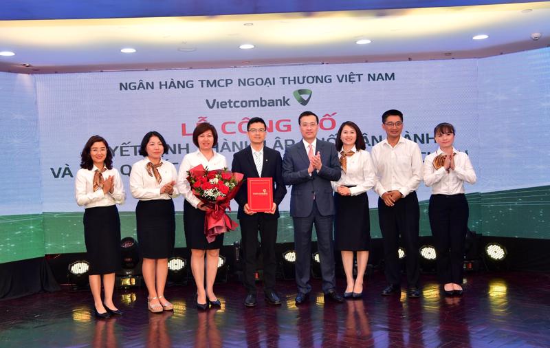 Ông Phạm Quang Dũng - Chủ tịch HĐQT Vietcombank (thứ tư từ phải sang) trao quyết định thành lập Khối Vận hành cho ông Trần Thanh Nam - Giám đốc Khối vận hành và các trưởng đơn vị thuộc Khối Vận hành.