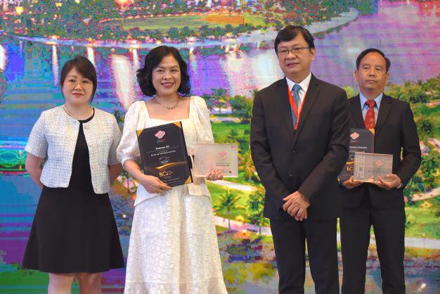Đại diện Vinhomes nhận bằng chứng nhận tại lễ trao giải BCI Asia Awards 2022.
