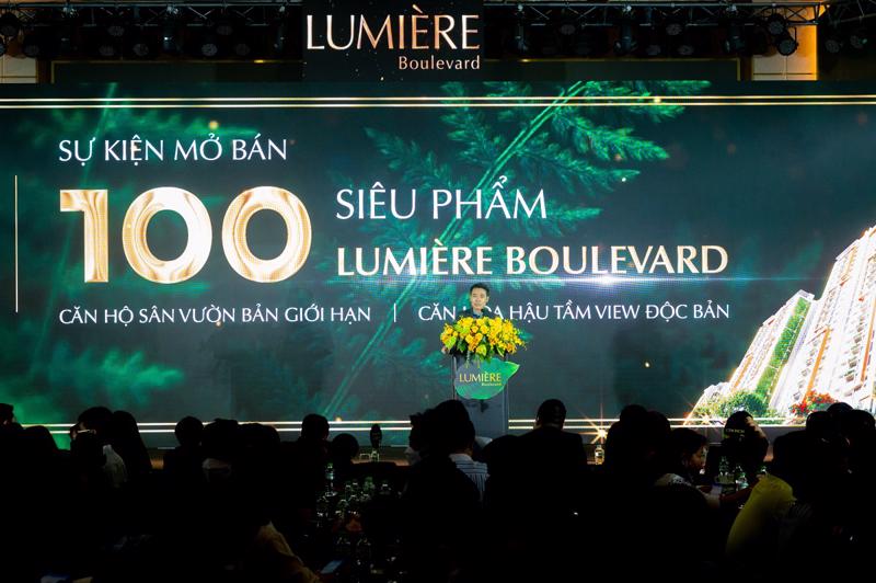 Sự kiện mở bán 100 căn hộ siêu phẩm Lumière Boulevard thu hút sự quan tâm của hàng ngàn khách hàng.