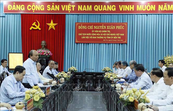 State President Nguyen Xuan Phuc (standing) at the working session with leaders from Ben Tre province.