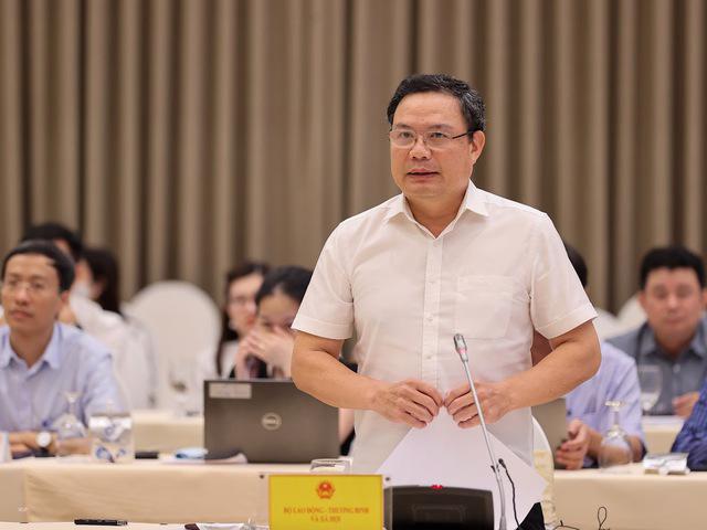 Thứ trưởng Bộ Lao động Thương binh và Xã hội Lê Văn Thanh trả lời tại họp báo - Ảnh: VGP