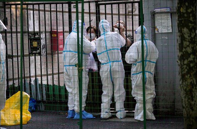 Nhân viên y tế lấy mẫu xét nghiệm Covid tại một khu vực bị phong tỏa ở Thượng Hải - Ảnh: Getty Images