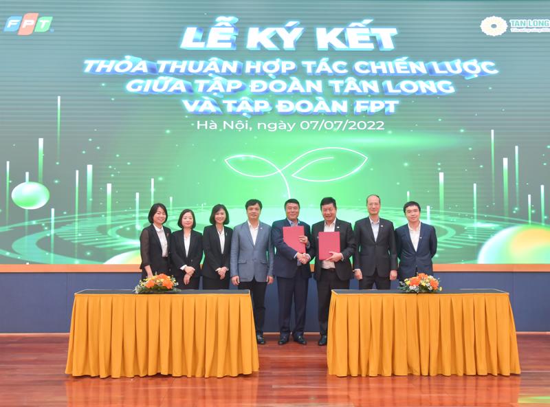 Ông Trương Sỹ Bá, Chủ tịch Tập đoàn Tân Long và Ông Trương Gia Bình, Chủ tịch FPT ký kết hợp tác chiến lược toàn diện.