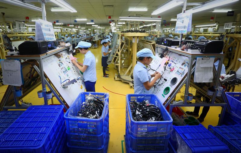 Sản xuất linh kiện điện tử tại Công ty TNHH Điện - Điện tử Mê Trần Bình Xuyên.