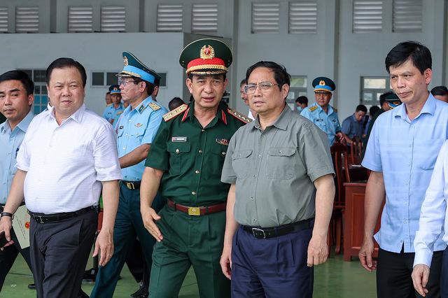 Thủ tướng Phạm Minh Chính khảo sát hiện trường nhằm quyết liệt thúc đẩy tiến độ các dự án nâng công suất sân bay Tân Sơn Nhất - Ảnh: VGP.