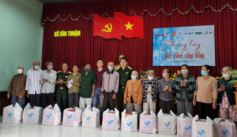 Trong 2 ngày 9 và 10/7, hơn 600 phần quà được trao đến các hộ dân nghèo Tân Thuận và Tân Thành.