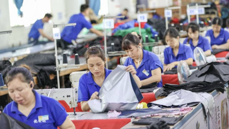 Công nhân làm việc trong một nhà máy sản xuất ô ở Phúc Kiến, Trung Quốc, tháng 6/2022 - Ảnh: Getty/CNBC.