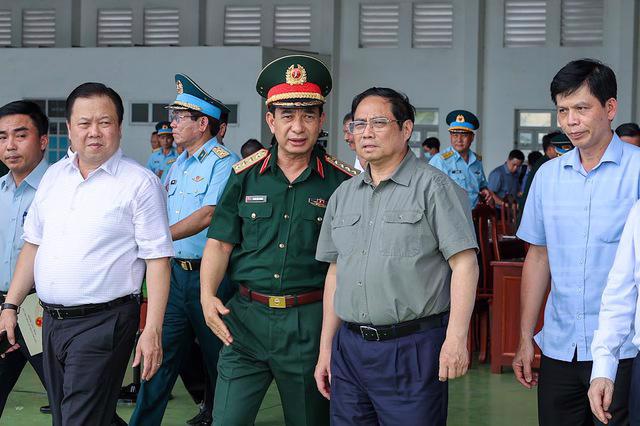 Prime Minister Pham Minh Chinh at the site survey of Tan Son Nhat International Airport.