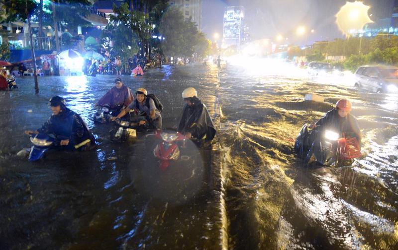 Sài Gòn ngập sâu trong nước mỗi khi mưa lớn, kéo dài...