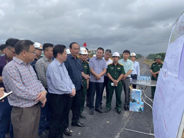 Bộ trưởng Bộ Giao thông vận tải Nguyễn Văn Thể trực tiếp kiểm tra dự án tại hiện trường - Ảnh: VGP.