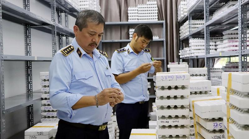 Lực lượng chức năng kiểm tra sản phẩm kính áp tròng Trung Quốc nhưng giả mạo nguồn gốc xuất xứ