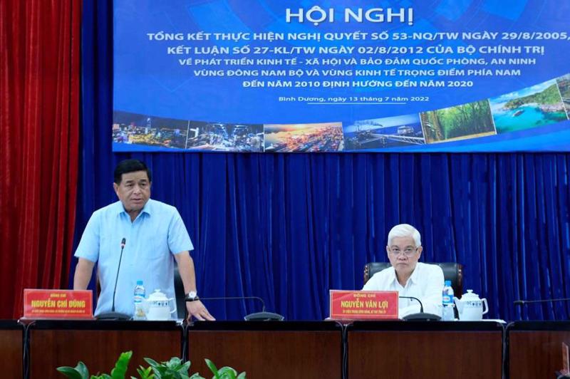 Minister of Planning and Investment Nguyen Chi Dung (left) and Binh Duong Provincial Party Secretary Nguyen Van Loi at the working session.