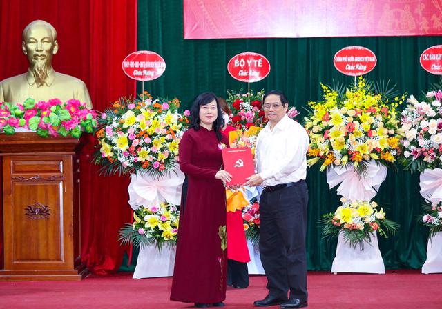 Thủ tướng Phạm Minh Chính trao Quyết định Bí thư Ban Cán sự Đảng, Quyền Bộ trưởng Bộ Y tế đối với bà Đào Hồng Lan. Ảnh - VGP. 