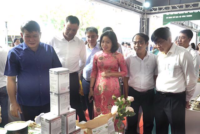 Bà Lê Thị Kim Thương, Giám đốc Sở Công thương Đà Nẵng cùng các đại biểu tham quan gian trưng bày sản phẩm tiêu biểu của miền Trung có tiềm năng xuất khẩu