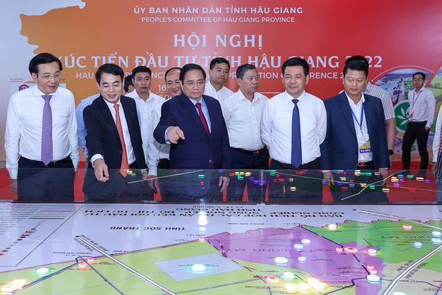 Thủ tướng xem bản đồ tích hợp các dự án kêu gọi đầu tư tỉnh Hậu Giang. Ảnh - VGP. 