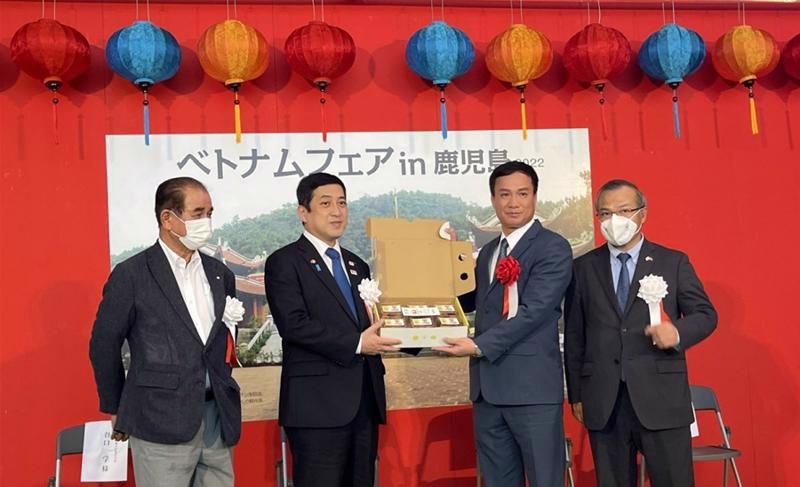 Chairman of the Hai Duong Provincial People’s Committee Trieu The Hung (2nd from right)  with the Governor of Kagoshima prefecture. Photo: baohaiduong.vn