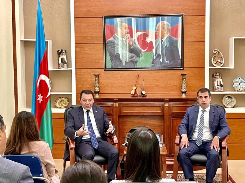 Thứ trưởng Bộ Ngoại giao Azerbaijan Elmur Mammadov (trái) và Đại sứ Azerbaijan tại Việt Nam Anar Imanov (phải) tại buổi họp báo ngày 18/7 tại Đại sứ quán Azerbaijan tại Hà Nội - Ảnh: Việt Tuấn.