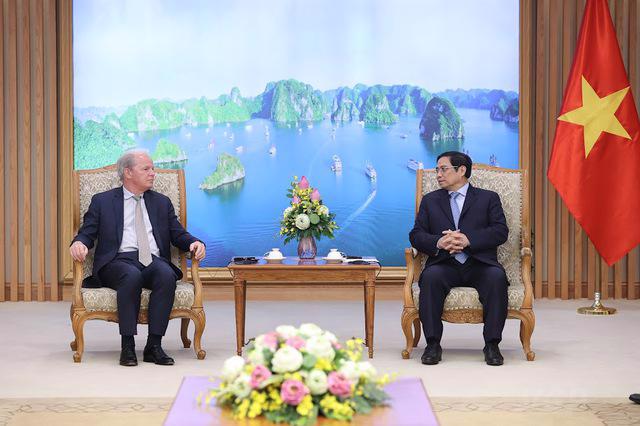 Prime Minister Pham Minh Chinh (R) and Mr. Axel van Trotsenburg, Executive Director of the World Bank. Photo: VGP