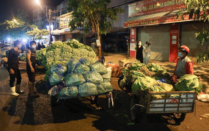 Chợ đầu mối nông sản thực phẩm Hóc Môn là điểm trung chuyển, cung ứng hàng thực phẩm, nông sản phía tây bắc Thành phố đồng thời là chợ thịt heo lớn nhất ở TP.HCM.