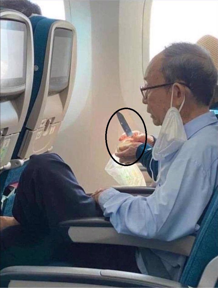 Hình ảnh vị khách dùng dao gọt trái cây trên chuyến bay VN208 hành trình TP.HCM - Hà Nội ngày 18/7.