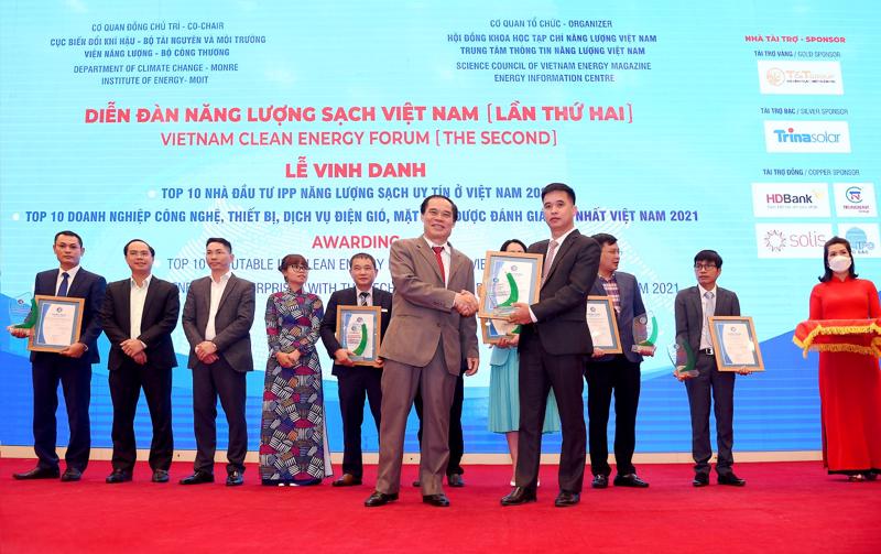 Ông Lương Quốc Hưng - Phó Tổng giám đốc phụ trách lĩnh vực Năng lượng Tái tạo Tập đoàn Kosy nhận giấy chứng nhận và kỷ niệm chương từ chương trình.