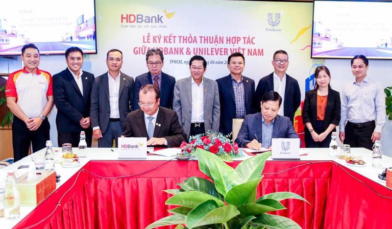 Đại diện HDBank và Unilever Việt Nam thực hiện ký kết hợp tác.